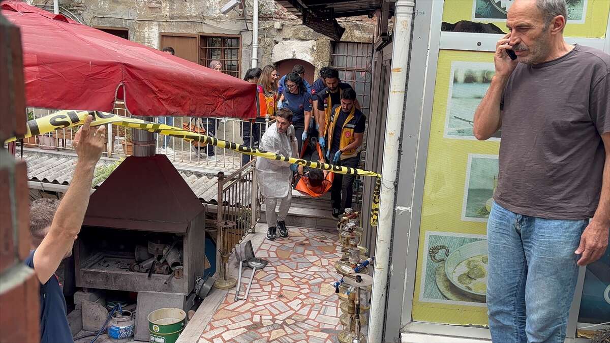 Şehrin göbeğindeki döviz bürosunda silahlı kavga çıktı! 3 ölü, 2 yaralı var 1